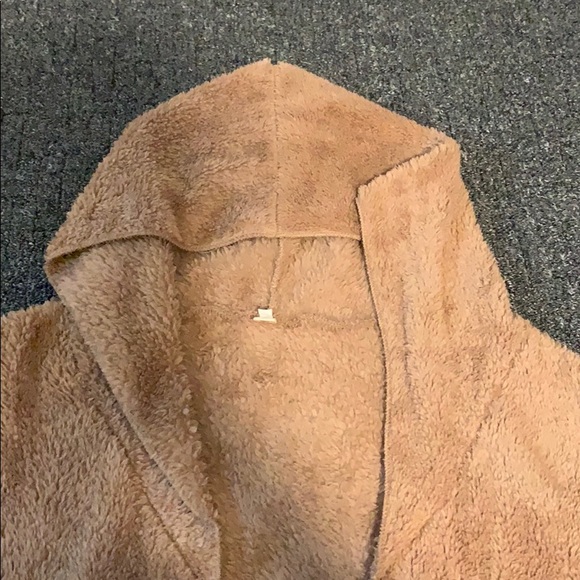 Fuzzy brown sweater runs small this ones a medium - Picture 4 of 4